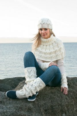 Zoom bild av Rauma mönster poncho mössa handledsvärmare benvärmare sticka