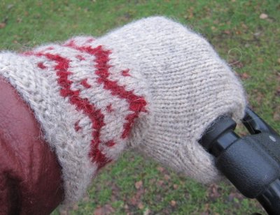 Zoom bild av Stickmönster Ullcentrum Tumvante med mönsterbård och klockad nederkant