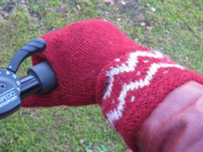 Zoom bild av Stickmönster Ullcentrum Tumvante med mönsterbård och klockad nederkant