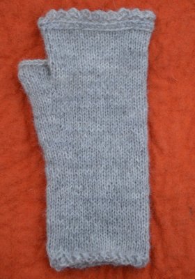 Zoom bild av vantmönster halvvante med virkad kant ullcentrum