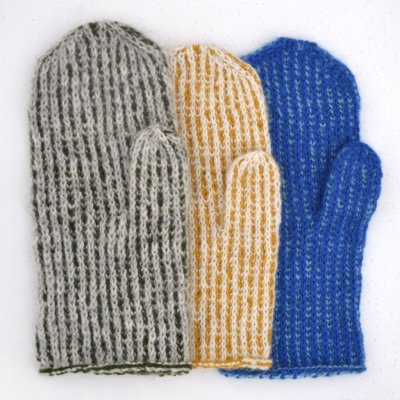 Zoom bild av stickbeskrivning vante med lyfta maskor ullcentrum