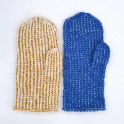 Zoom bild av stickbeskrivning vante med lyfta maskor ullcentrum