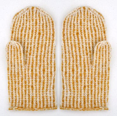 Zoom bild av stickbeskrivning vante med lyfta maskor ullcentrum