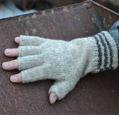 Zoom bild av stickbeskrivning torgvantar ullcentrum