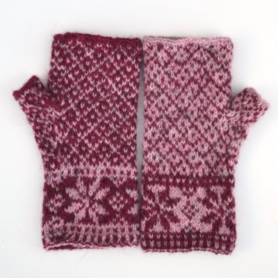 Zoom bild av stickbeskrivning bjärby halvvantar