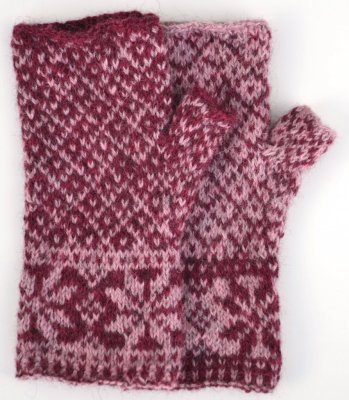 Zoom bild av stickbeskrivning bjärby halvvantar