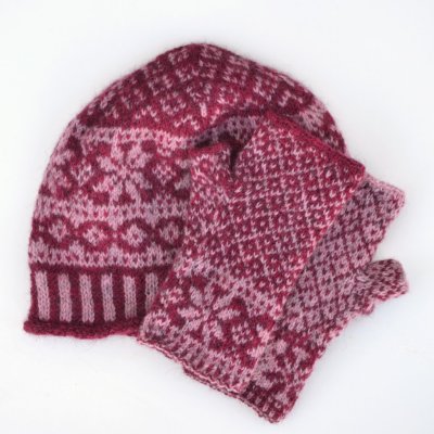 Zoom bild av stickbeskrivning bjärby halvvantar