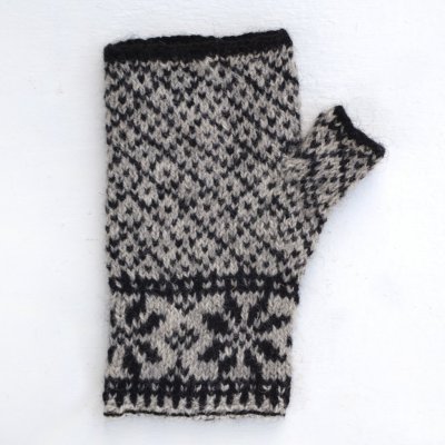 Zoom bild av stickbeskrivning bjärby halvvantar