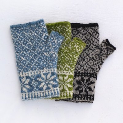 Zoom bild av stickbeskrivning bjärby halvvantar