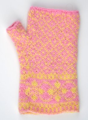 Zoom bild av stickbeskrivning träby halvvante ullcentrum