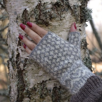 Zoom bild av stickbeskrivning heart halvvante ullcentrum