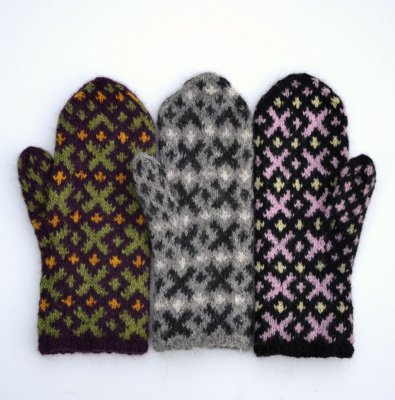 Zoom bild av stickbeskrivning vante kryss ullcentrum