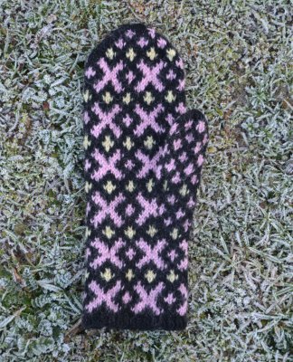 Zoom bild av stickbeskrivning vante kryss ullcentrum