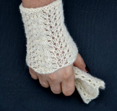 Zoom bild av stickbeskrivning pulsvärmare handledsvärmare