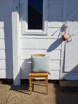 Zoom bild av Heklet pled i petunia interiør