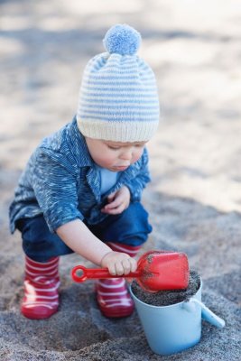 Zoom bild av mönster barn mössa vantar olle rauma