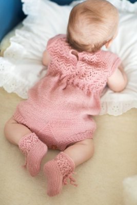 Zoom bild av mönster babydress rauma merinoull babygarn