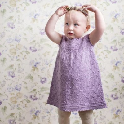 Zoom bild av barn klänning babygarn rauma