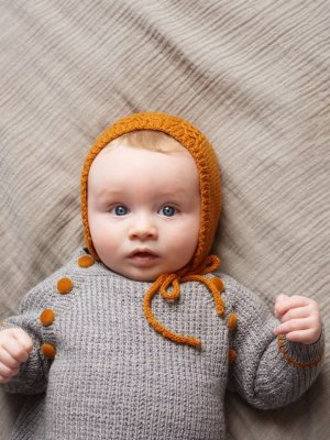 Zoom bild av mönster kofta hängselbyxor barn babygarn rauma