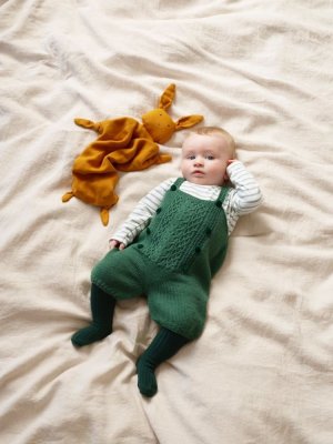 Zoom bild av mönster kofta hängselbyxor barn babygarn rauma