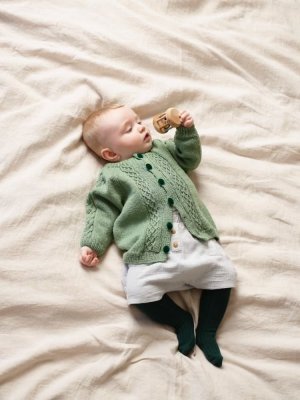 Zoom bild av mönster kofta hängselbyxor barn babygarn rauma