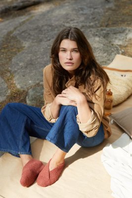 Zoom bild av mönster rauma tofflor stickning ullgarn