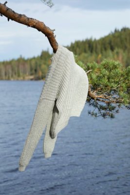 Zoom bild av stickmönster tröja rauma tumi ullgarn alpacka