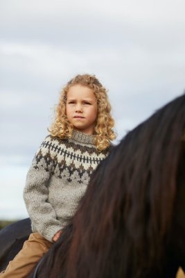 Zoom bild av mönster barntröja vams rauma stickning