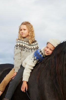 Zoom bild av mönster barntröja vams rauma stickning