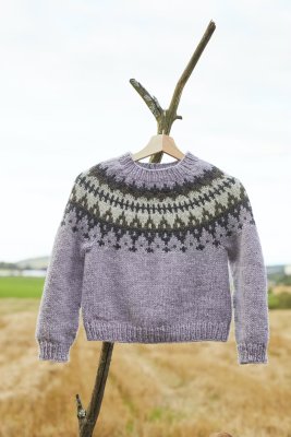 Zoom bild av mönster barntröja vams rauma stickning