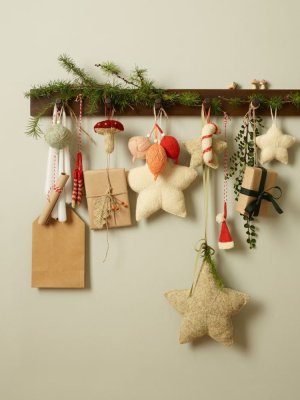 Zoom bild av stickmönster julpyssel julgranskulor garn finull