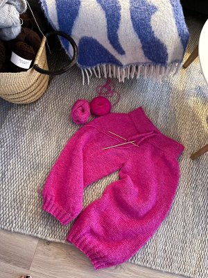 Zoom bild av Stickmönster Rauma Gloria Set tröja och byxa