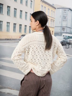 Zoom bild av stickbeskrivning kofta bomullsgarn petunia