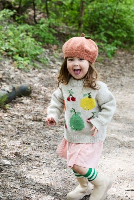 Zoom bild av stickbeskrivning rauma tröja barn fruktfest intarsia