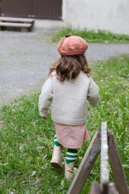 Zoom bild av stickbeskrivning rauma tröja barn fruktfest intarsia