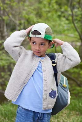 Zoom bild av stickbeskrivning kofta barn rauma intarsia