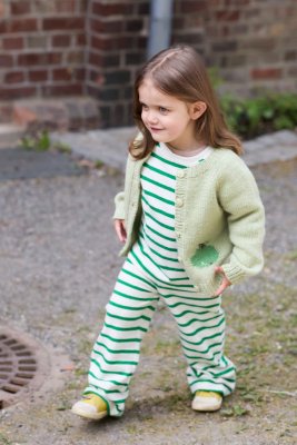 Zoom bild av stickbeskrivning kofta barn rauma intarsia