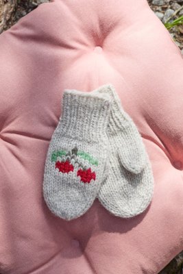 Zoom bild av stickbeskrivning körsbärsvantar barn rauma fivel