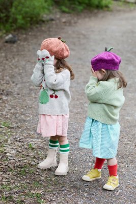 Zoom bild av stickbeskrivning körsbärsvantar barn rauma fivel