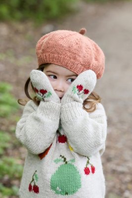 Zoom bild av stickbeskrivning körsbärsvantar barn rauma fivel