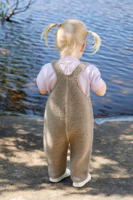 Zoom bild av stickmönster bompi byxa barn rauma babygarn