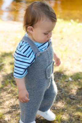 Zoom bild av stickmönster bompi byxa barn rauma babygarn