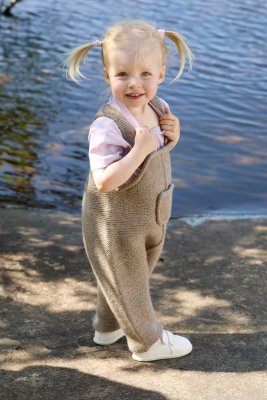 Zoom bild av stickmönster bompi byxa barn rauma babygarn