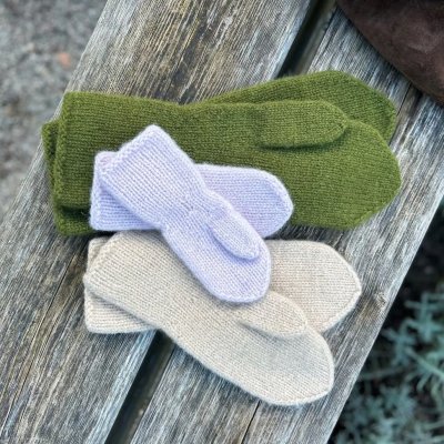 Zoom bild av stickbeskrivning tovade vantar i fivel barn dam herr