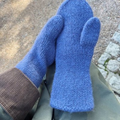 Zoom bild av stickbeskrivning tovade vantar i fivel barn dam herr