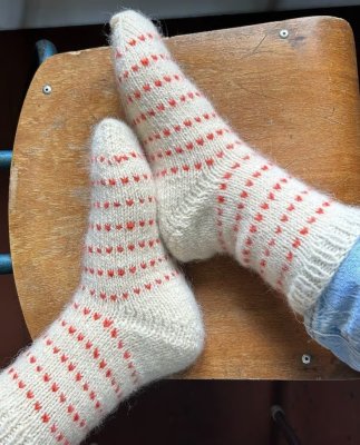 Zoom bild av stickbeskrivning sockar strumpor rauma vandre