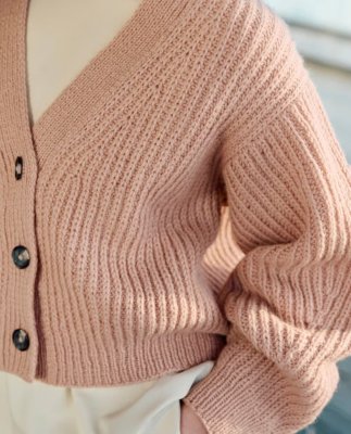 Zoom bild av stickbeskrivning kofta halvpatent rauma