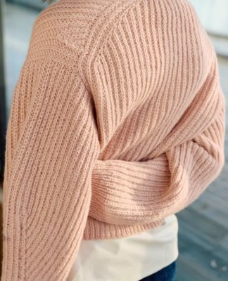 Zoom bild av stickbeskrivning kofta halvpatent rauma