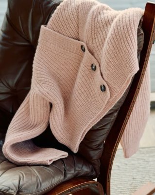 Zoom bild av stickbeskrivning kofta halvpatent rauma