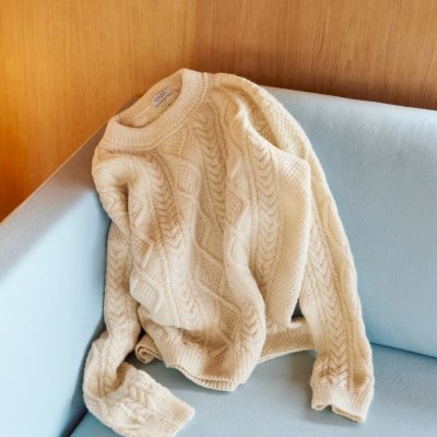 Zoom bild av stickbeskrivning tröja flätmönster rauma